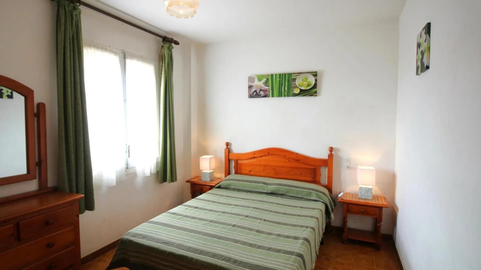 Girasol 1 º - Apartamento Luminoso Con Vistas A La Playa De Grifeu. - Es-228-28 Llanca Spain