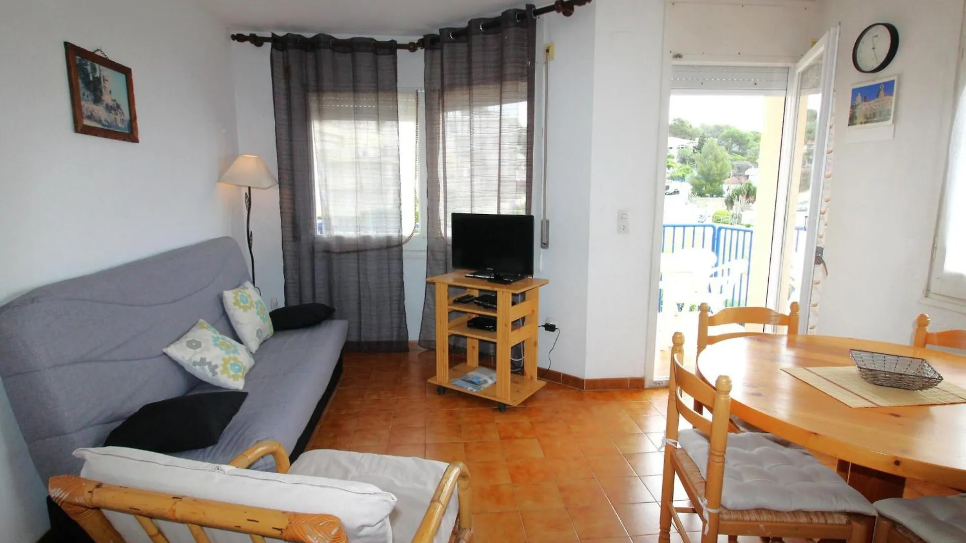 Girasol 1 º - Apartamento Luminoso Con Vistas A La Playa De Grifeu. - Es-228-28 Llanca Apartment